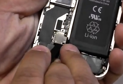 enlever le connecteur batterie iphone 4s